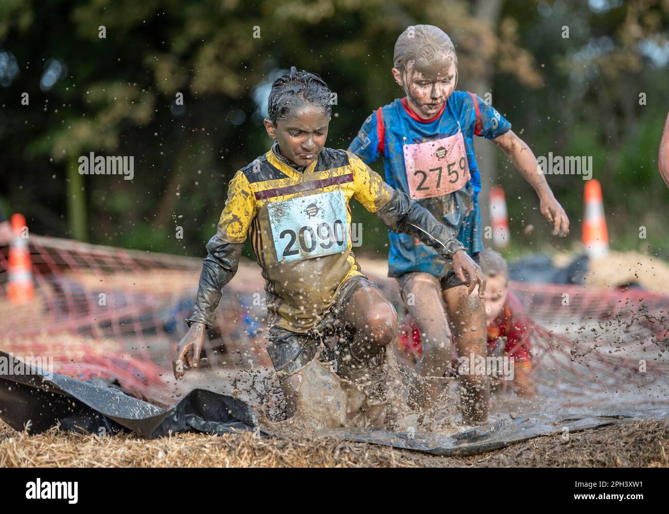 Christchurch, Nouvelle-Zélande. 26th mars 2023. Les enfants et les adultes se disputent un bon parcours boueux, un événement qui inclut leur faire parcourir les fosses de boue, grimper au-dessus des voitures, parcourir la boue sous deux véhicules et sauter dans et hors des conteneurs remplis d'eau. (Credit image: © PJ Heller/ZUMA Press Wire) USAGE ÉDITORIAL SEULEMENT! Non destiné À un usage commercial ! Crédit : ZUMA Press, Inc./Alay Live News Banque D'Images