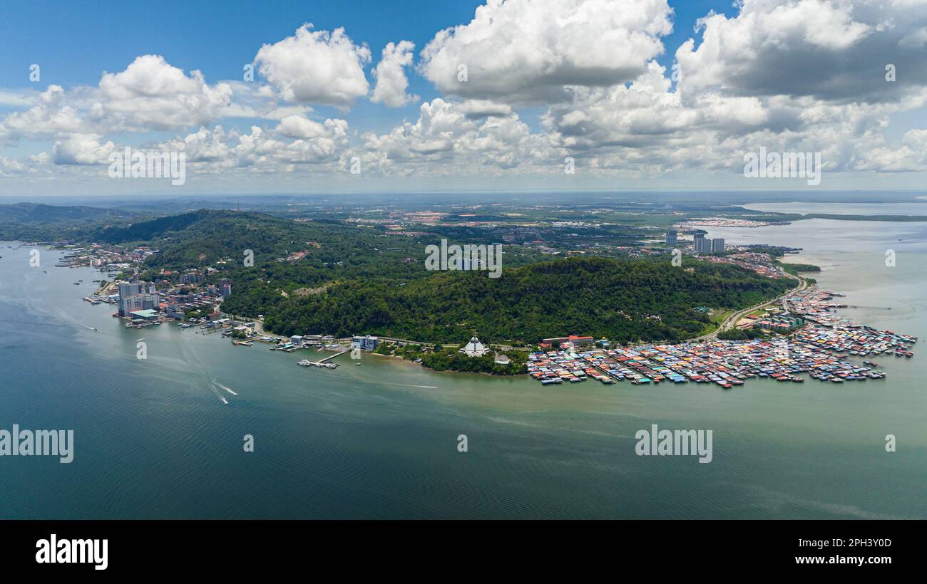 Vue aérienne de la ville de Sandakan sur le bord de mer de l'île de Bornéo, Malaisie. Banque D'Images