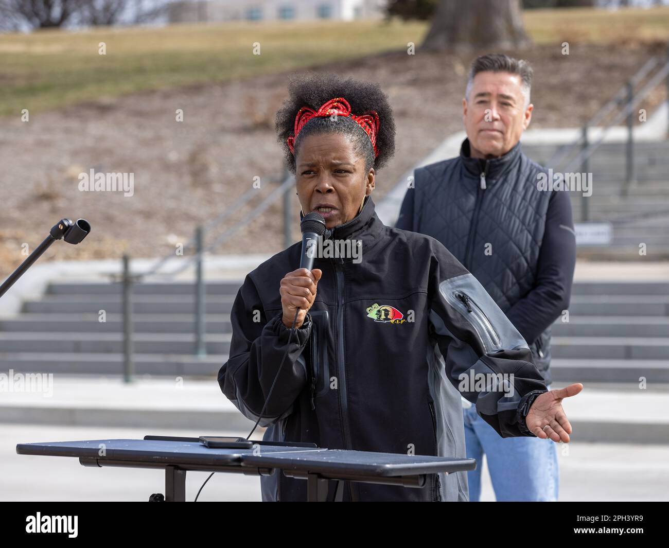 Des Moines, Iowa, États-Unis. 25th mars 2023. Ivette Muhammed, directrice de l'organisation Creative visions, s'exprime lors d'un rassemblement sur les marches de la capitale de l'État le 25th mars 2025 pour protester contre la proposition de loi de la maison d'État et du sénat qui permettrait à des enfants de moins de 14 ans de travailler dans des usines, des usines de conditionnement de viande, des mines, des constructions, et le service de boissons alcoolisées. Crédit : Keith Turrill/Alamy Live News Banque D'Images