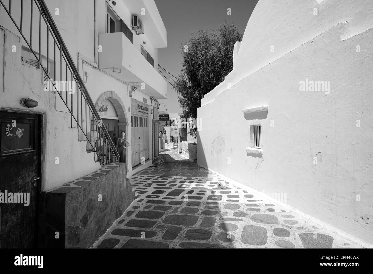 IOS, Grèce : 26 mai 2021 : vue sur une allée typique de l'île pittoresque d'iOS Grèce en noir et blanc Banque D'Images