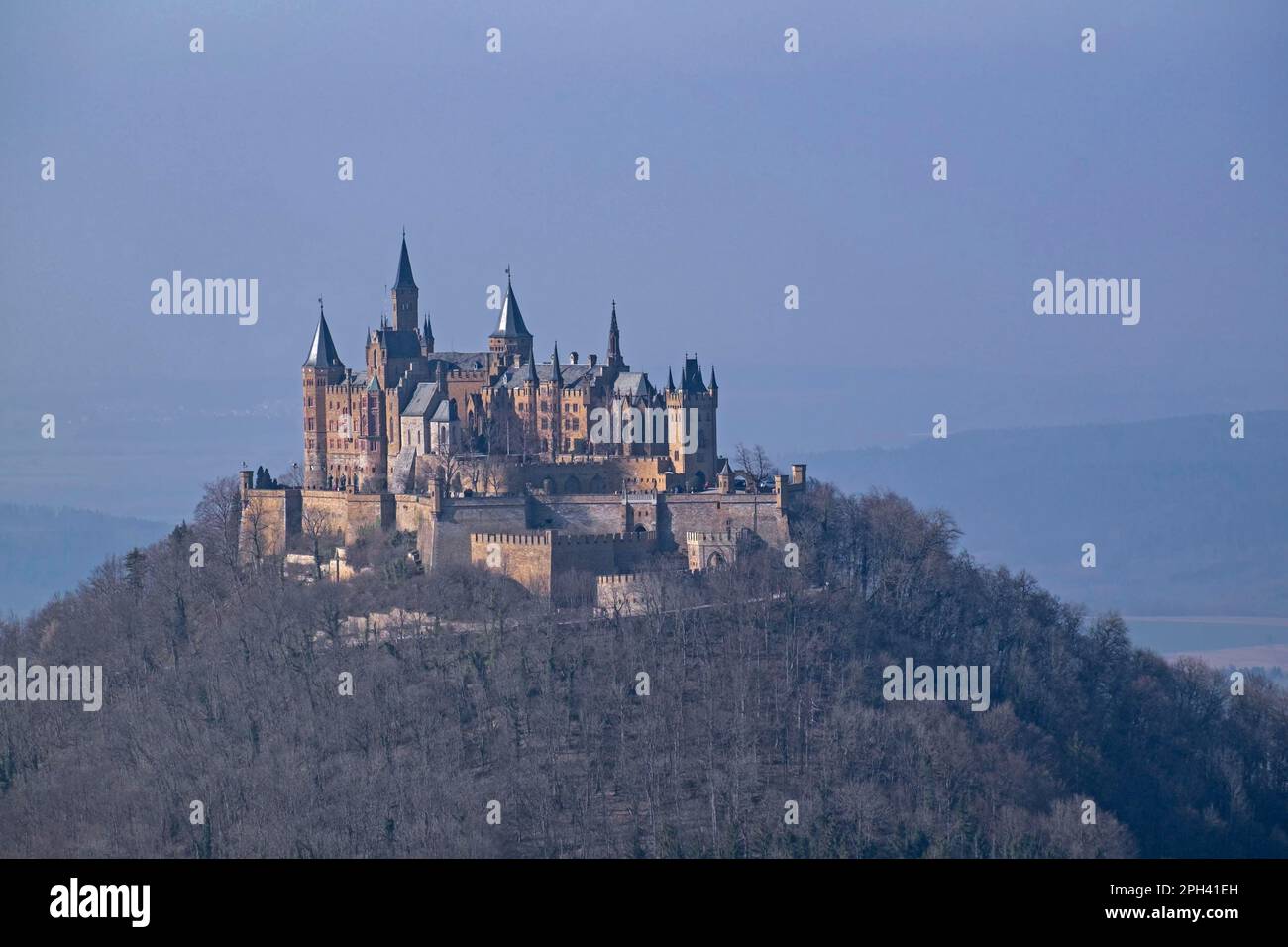 Vue depuis le point de vue Zeller Horn, Burg Hohenzollern au crépuscule, près de Hechingen, Zollernalbkreis, Bade-Wurtemberg, Allemagne Banque D'Images