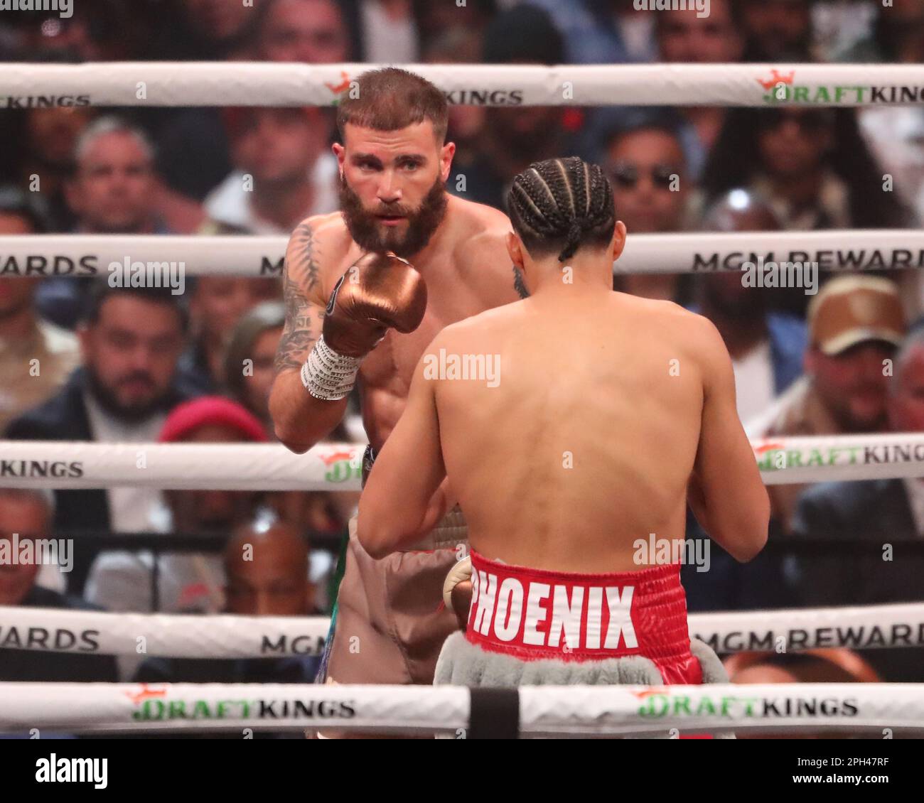 Las Vegas, Nevada, États-Unis. 25th mars 2023. LAS VEGAS, NV - MARS 25: (R-L) David Benavdez combat l'usine de Caleb dans leur WBC World Super Middleweight Title bout provisoire à la MGM Grand Garden Arena sur 25 mars 2023 à Las Vegas, NV, États-Unis. (Credit image: © Alejandro Salazar/PX Imagens via ZUMA Press Wire) USAGE ÉDITORIAL SEULEMENT! Non destiné À un usage commercial ! Banque D'Images