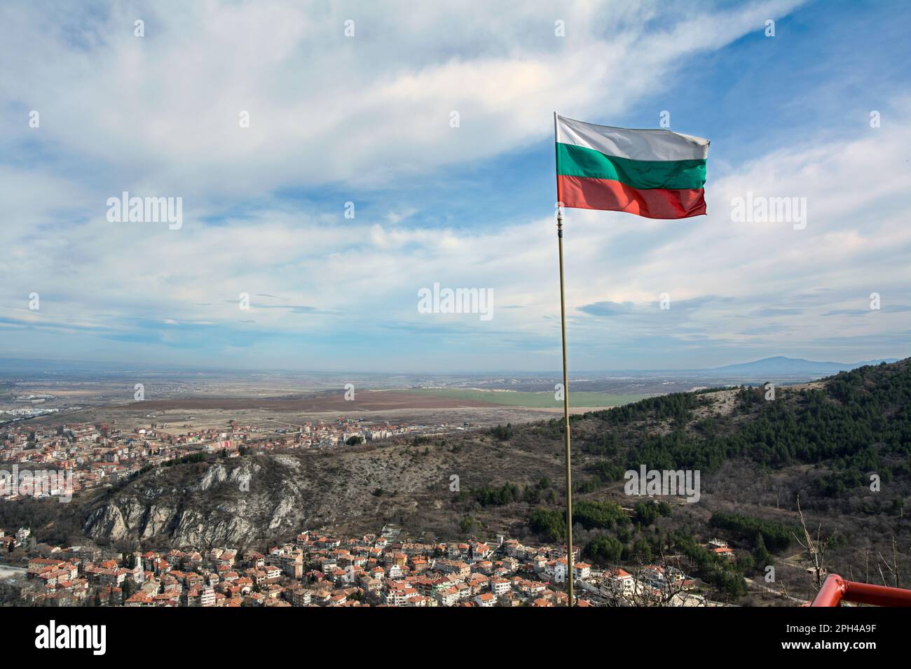 Une grande tige en métal avec un drapeau bulgare et une vue sur Asenovgrad au début du printemps. Image horizontale avec espace de copie Banque D'Images