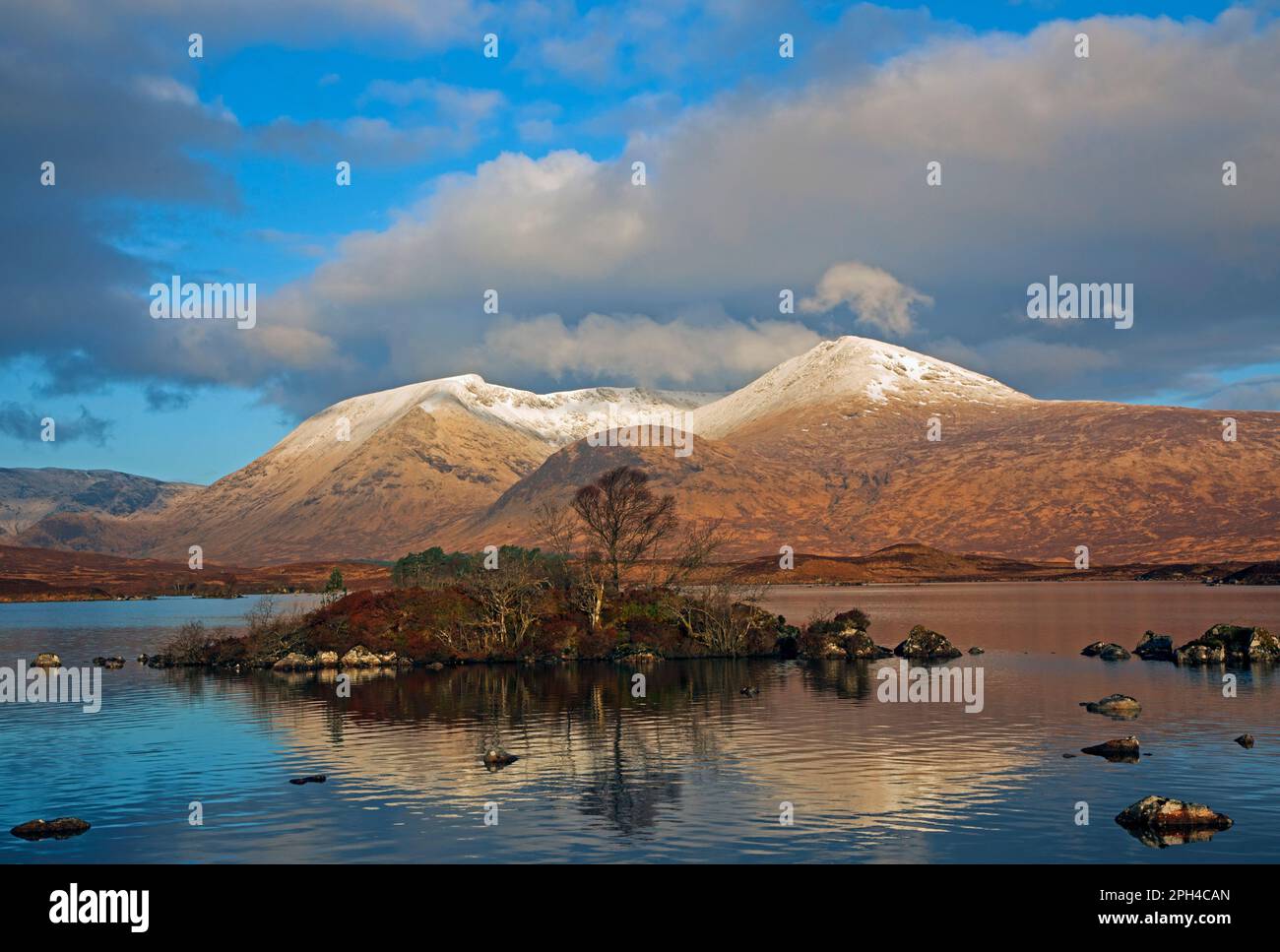Lochaber Geopark, Highlands, Écosse, Royaume-Uni. 26th mars 2023. L'été britannique quand les horloges ressort vers l'avant, mais toujours froid à moins 1 degrés centigrade et de wintry sur les sommets de montagne que le soleil commence à s'élever dans les Highlands. Photo : le Mont noir, qui regorge de neige et Lochan na h-Achlaise, en Écosse, le Loch de l'aisselle, est un loch d'eau douce de forme irrégulière sur Rannoch Moor, dans les Highlands occidentaux écossais, dans la région du Highland council en Écosse. Credit: Archwhite/alamy Live news. Banque D'Images