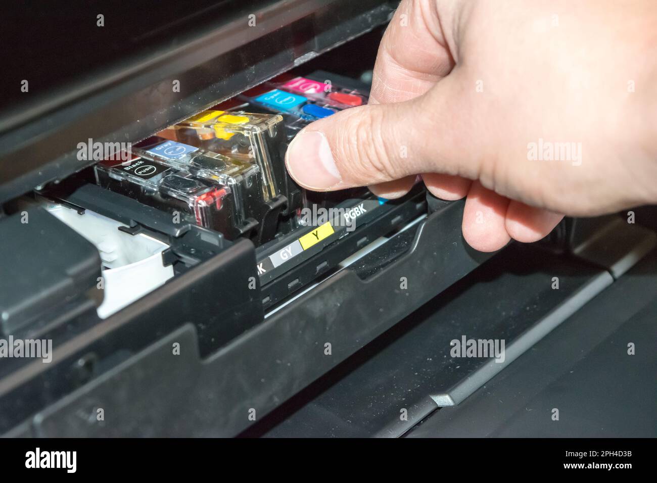 Remplacement de l'encre dans l'imprimante, la main humaine sort la cartouche Banque D'Images