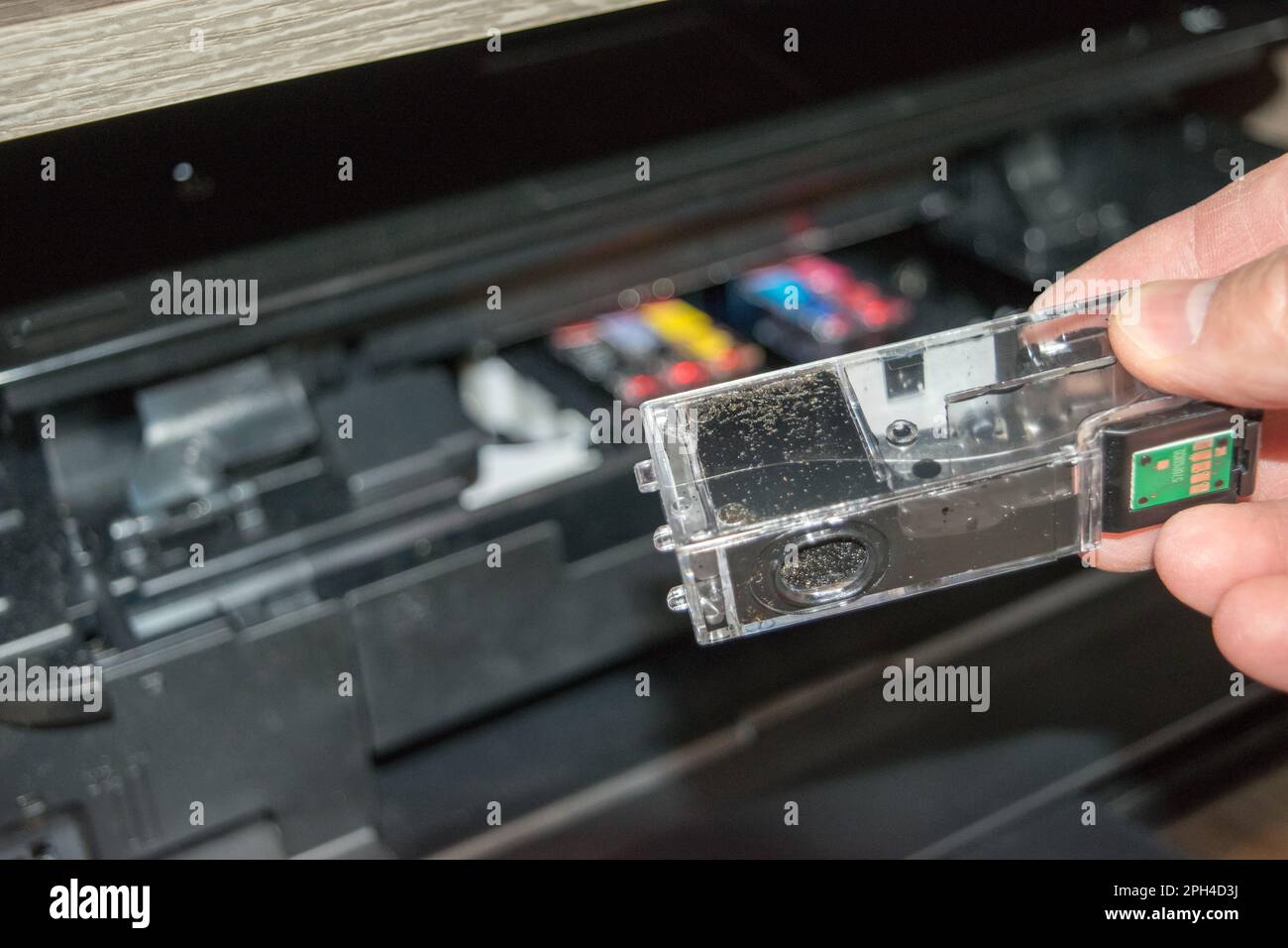 Remplacement de l'encre dans l'imprimante, la main humaine sort la cartouche Banque D'Images