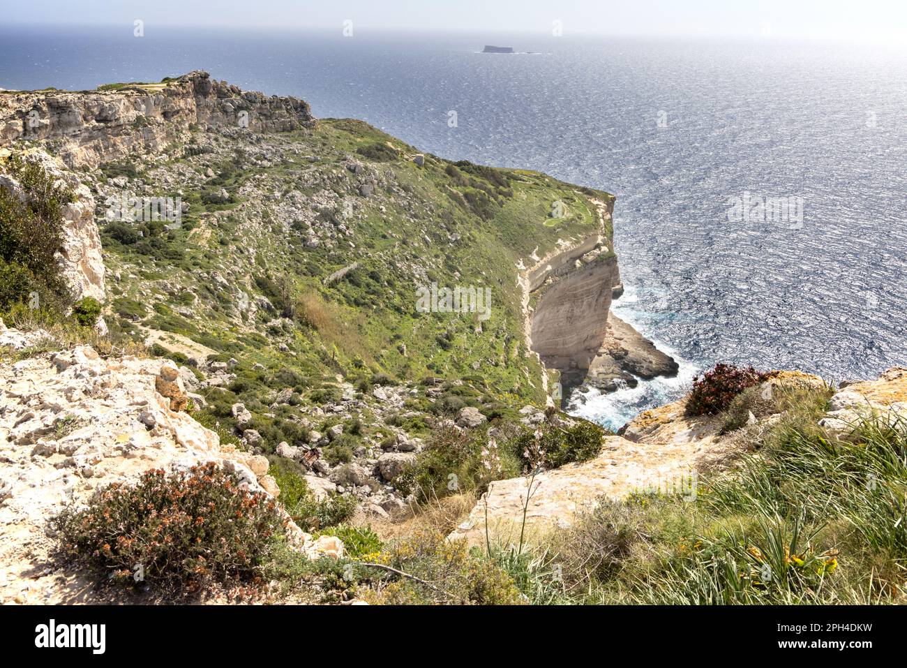 300m hautes falaises sauvages et isolées de dingli malte Banque D'Images