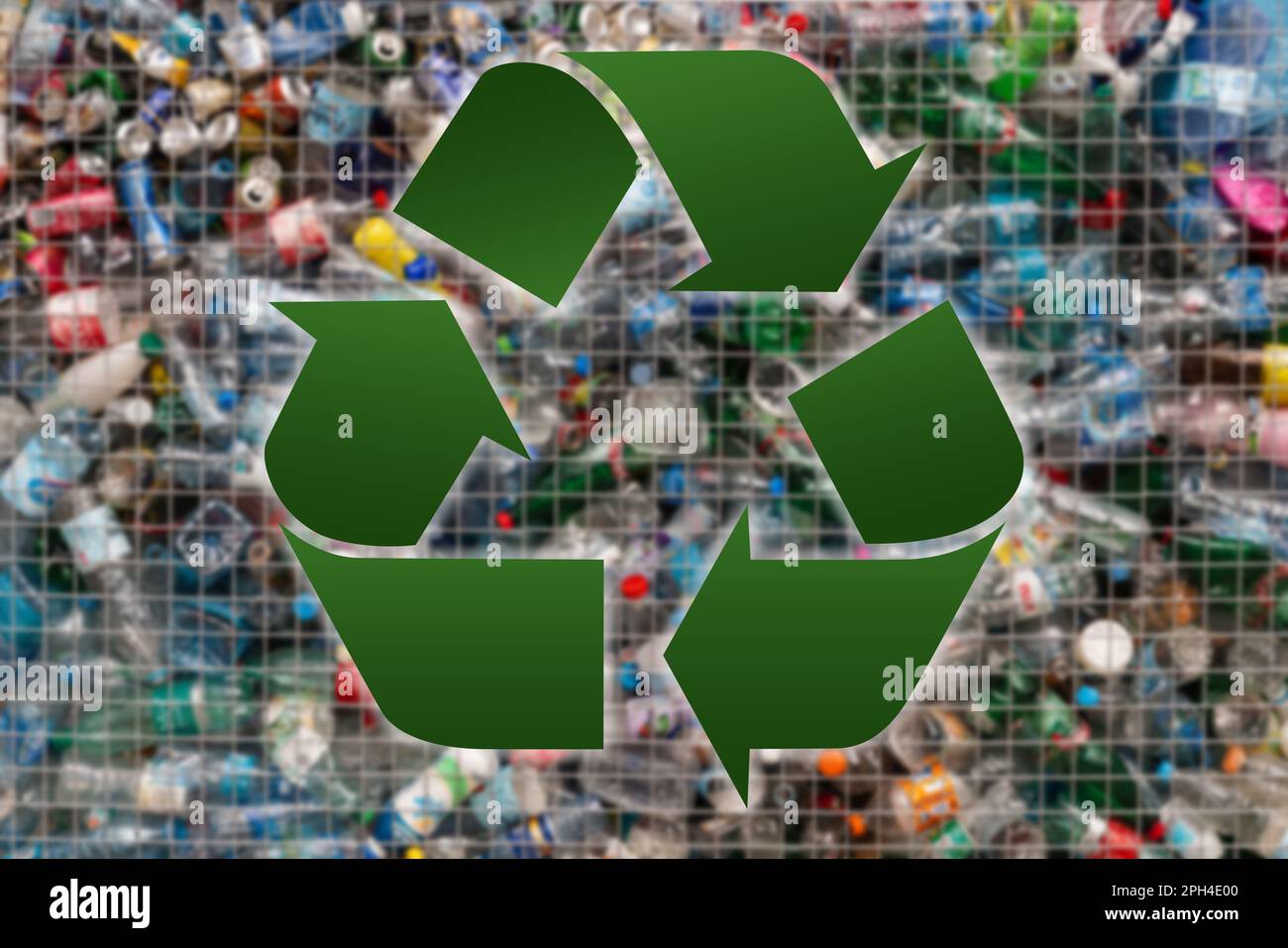 Symbole de recyclage sur un fond de déchets en plastique. Photo de haute qualité Banque D'Images