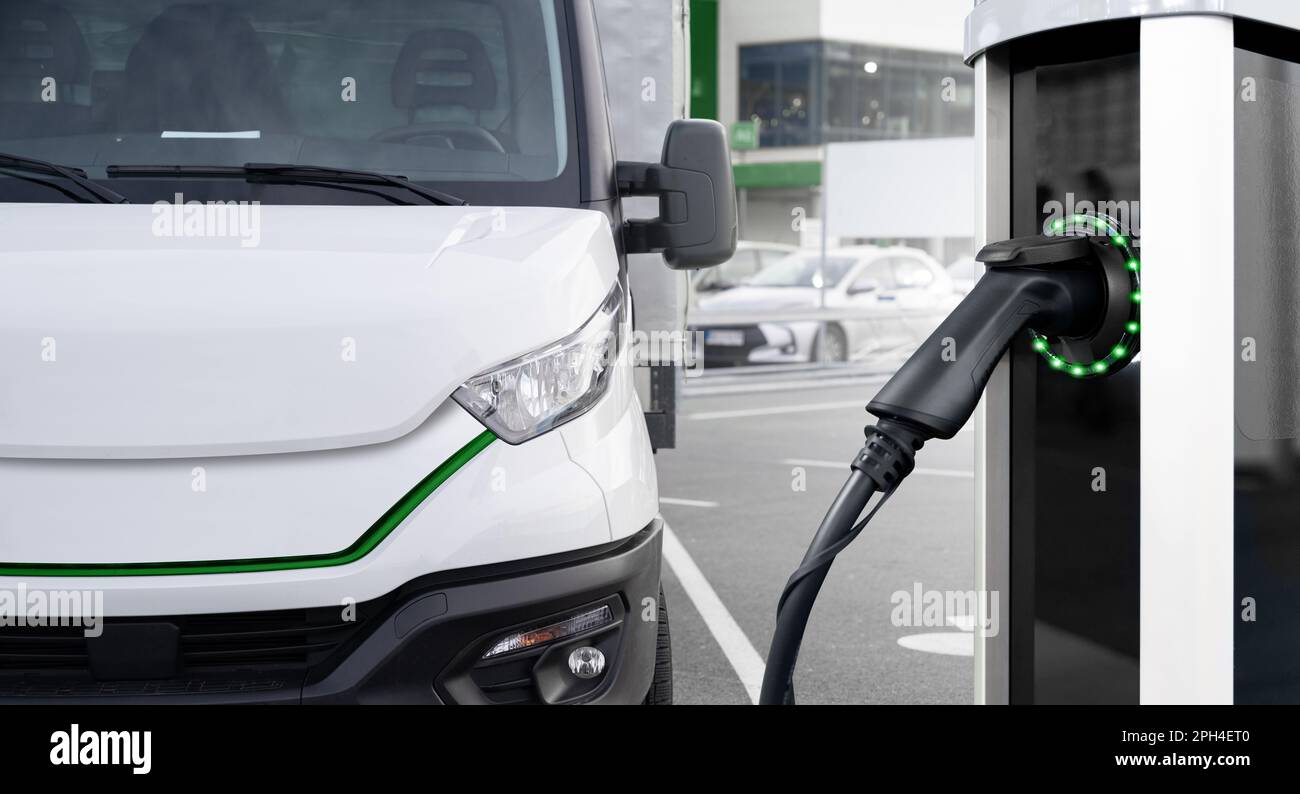 Chariot électrique avec station de charge. Concept. Banque D'Images