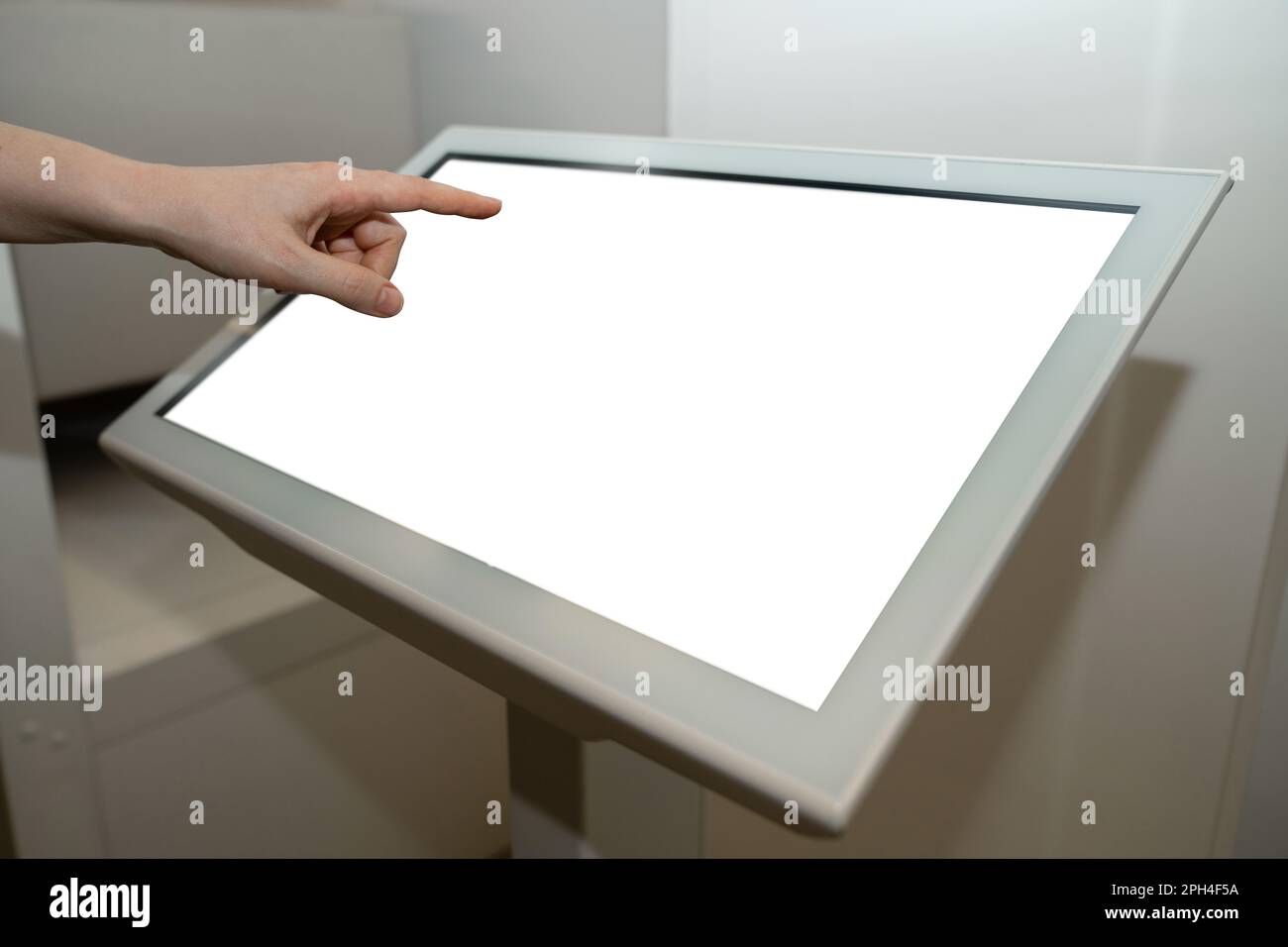 La femme utilise le kiosque en libre-service dans le magasin. Photo de haute qualité Banque D'Images