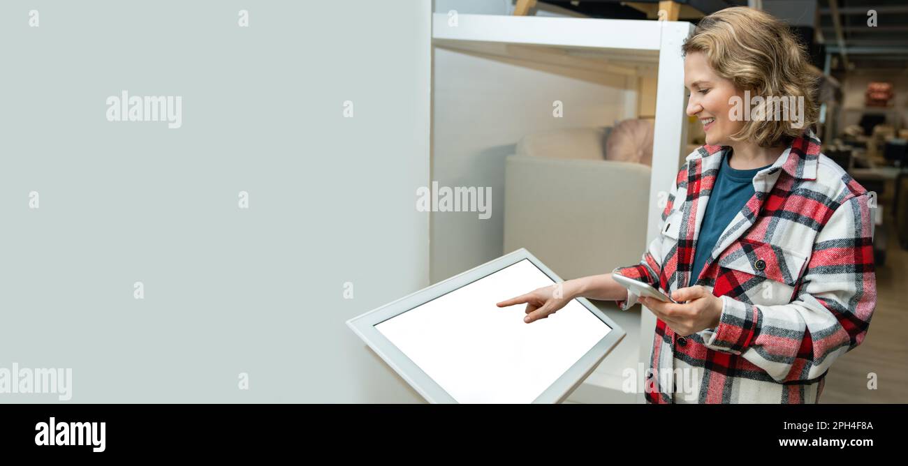 La femme utilise le kiosque en libre-service dans le magasin. Photo de haute qualité Banque D'Images