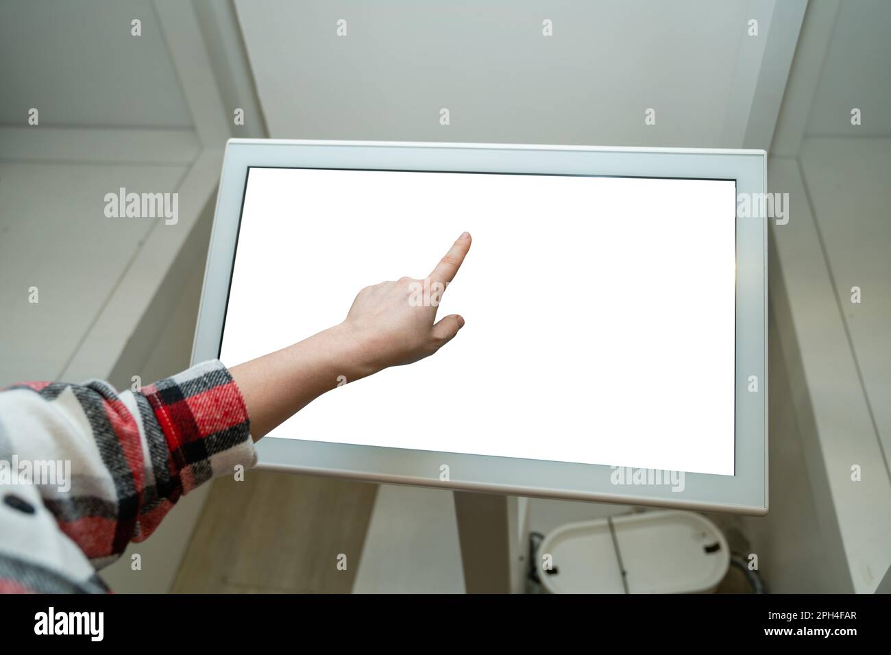 La femme utilise le kiosque en libre-service dans le magasin. Photo de haute qualité Banque D'Images