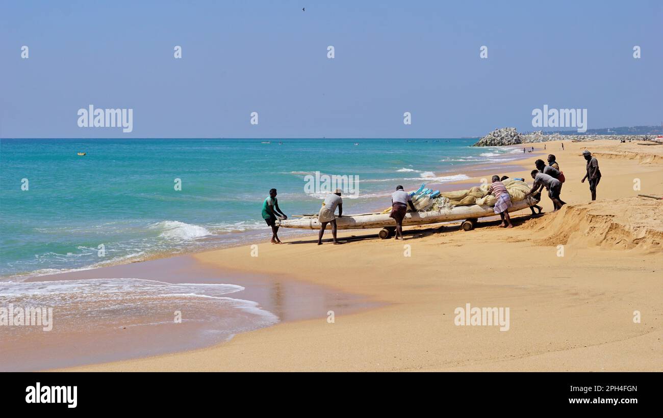 Kanyakumari,Tamilnadu,Inde- 28 décembre 2021: Les pêcheurs de Tamilnadu obtiennent leur bateau en bois ou catamaran pour la pêche dans la baie du Bengale. Banque D'Images