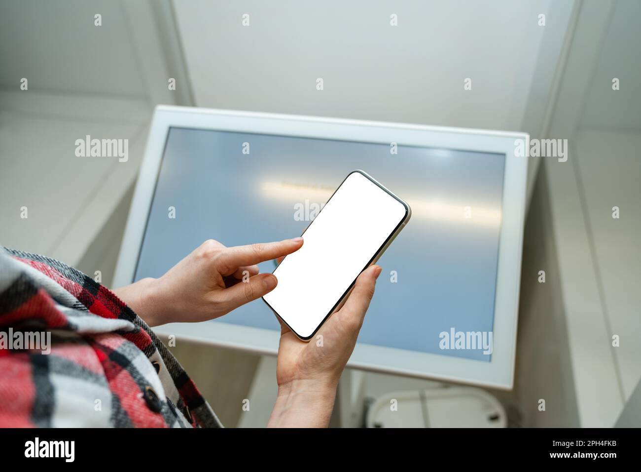 La femme utilise le kiosque en libre-service dans le magasin. Photo de haute qualité Banque D'Images