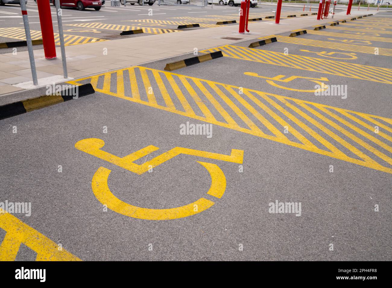 Parking handicapés avec symbole jaune. Photo de haute qualité Banque D'Images