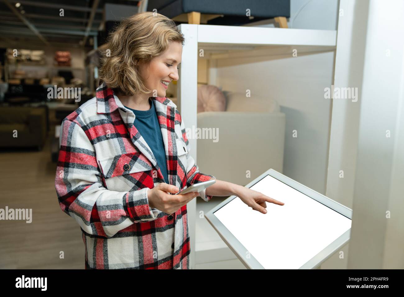 La femme utilise le kiosque en libre-service dans le magasin. Photo de haute qualité Banque D'Images