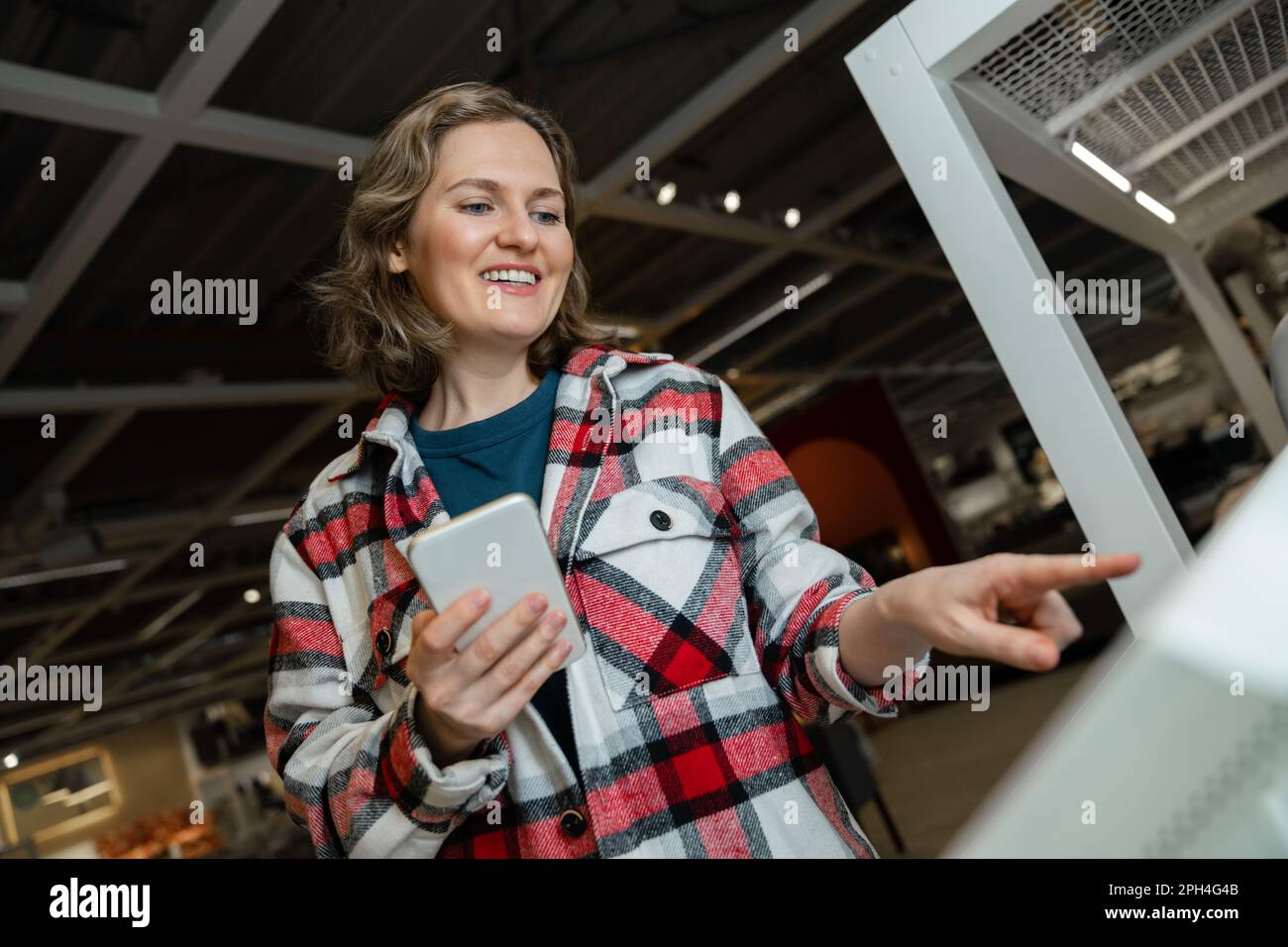 La femme utilise le kiosque en libre-service dans le magasin. Photo de haute qualité Banque D'Images