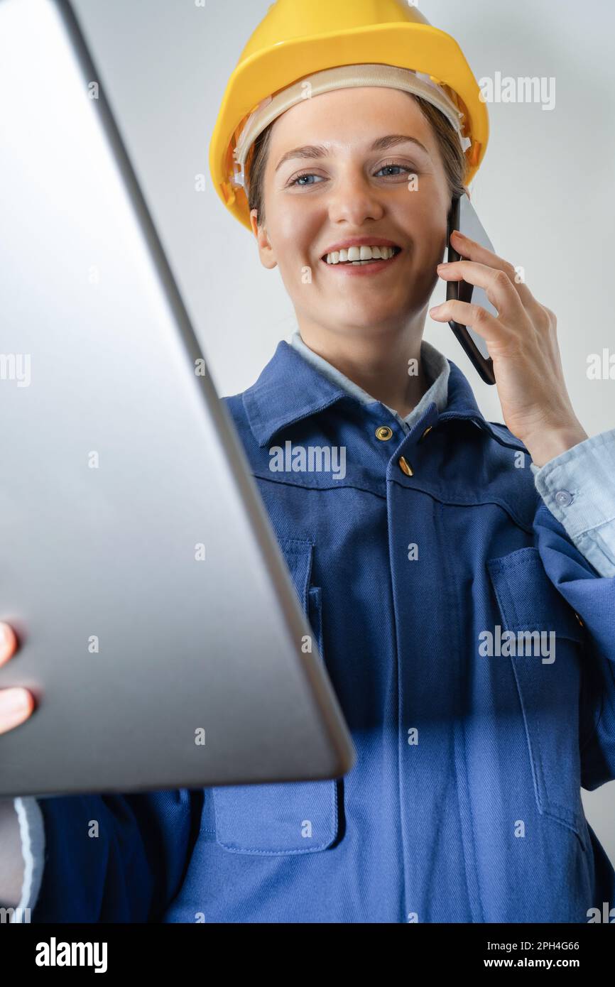 Femme ingénieur avec tablette numérique et smartphone. Photo de haute qualité Banque D'Images