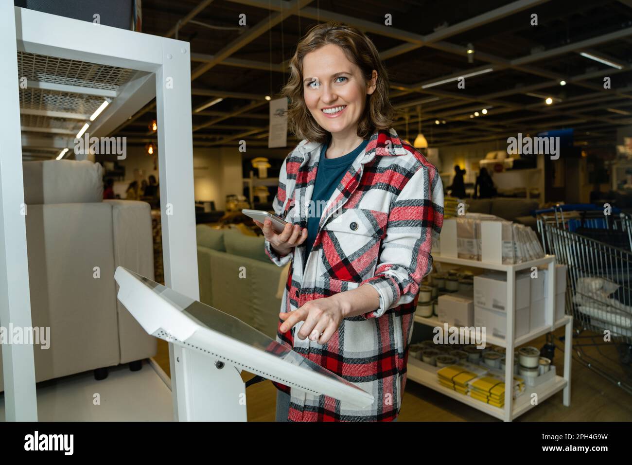 La femme utilise le kiosque en libre-service dans le magasin. Photo de haute qualité Banque D'Images