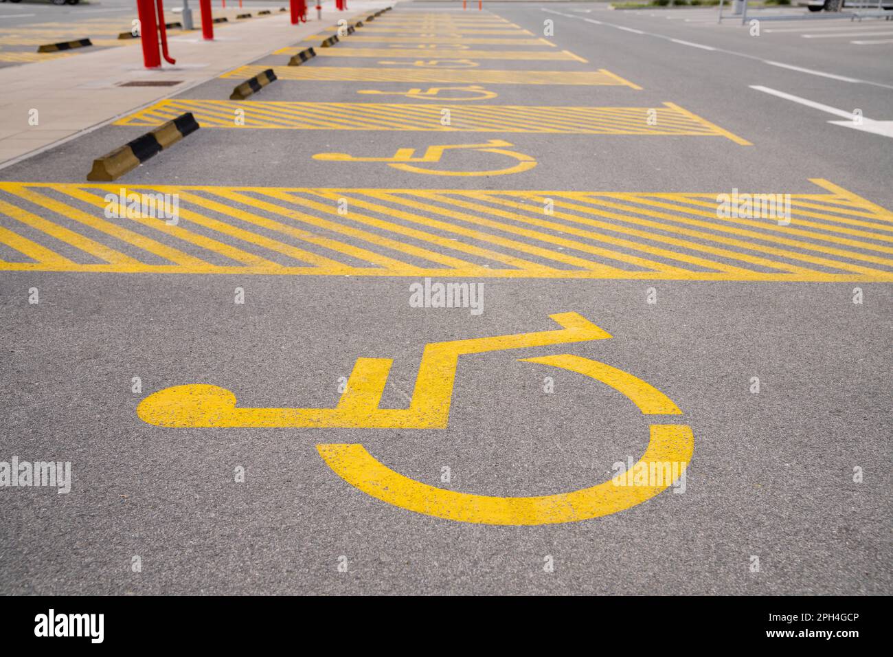 Parking handicapés avec symbole jaune. Photo de haute qualité Banque D'Images