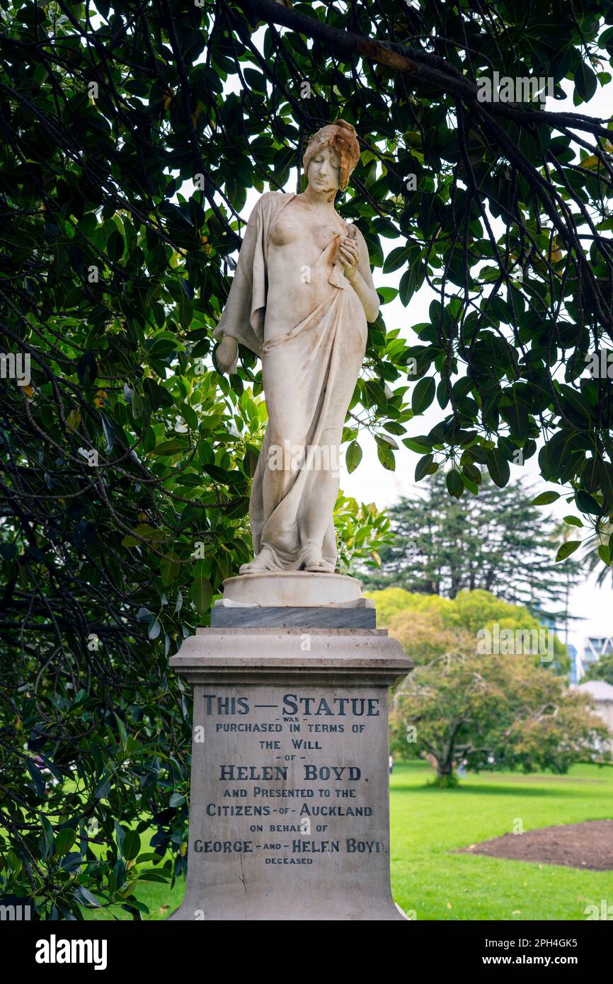 Auckland, Nouvelle-Zélande - mars 2023 : statue en marbre d'une femme avec une colombe dans la main. Artiste inconnu, 1900. Auckland City, Albert Park. CECI - STATUE Banque D'Images