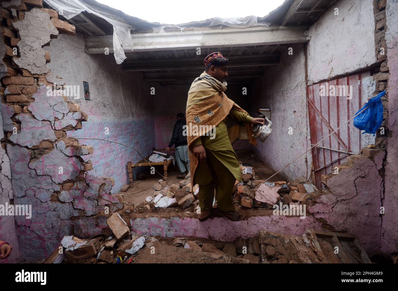 Peshawar, Khyber Pakhtunkhwa, Pakistan. 25th mars 2023. Les gens inspectent la pièce endommagée après que le toit s'est effondré à Bhanwari Cha, initialement 5 personnes ont été enterrées sous les débris. Les équipes de secours sont arrivés sur place et ont commencé les opérations de sauvetage, les fonctionnaires ont arraché tous les blessés sous les débris, dans lesquels un garçon de 13 ans a été tué. (Credit image: © Hussain Ali/Pacific Press via ZUMA Press Wire) USAGE ÉDITORIAL SEULEMENT! Non destiné À un usage commercial ! Banque D'Images