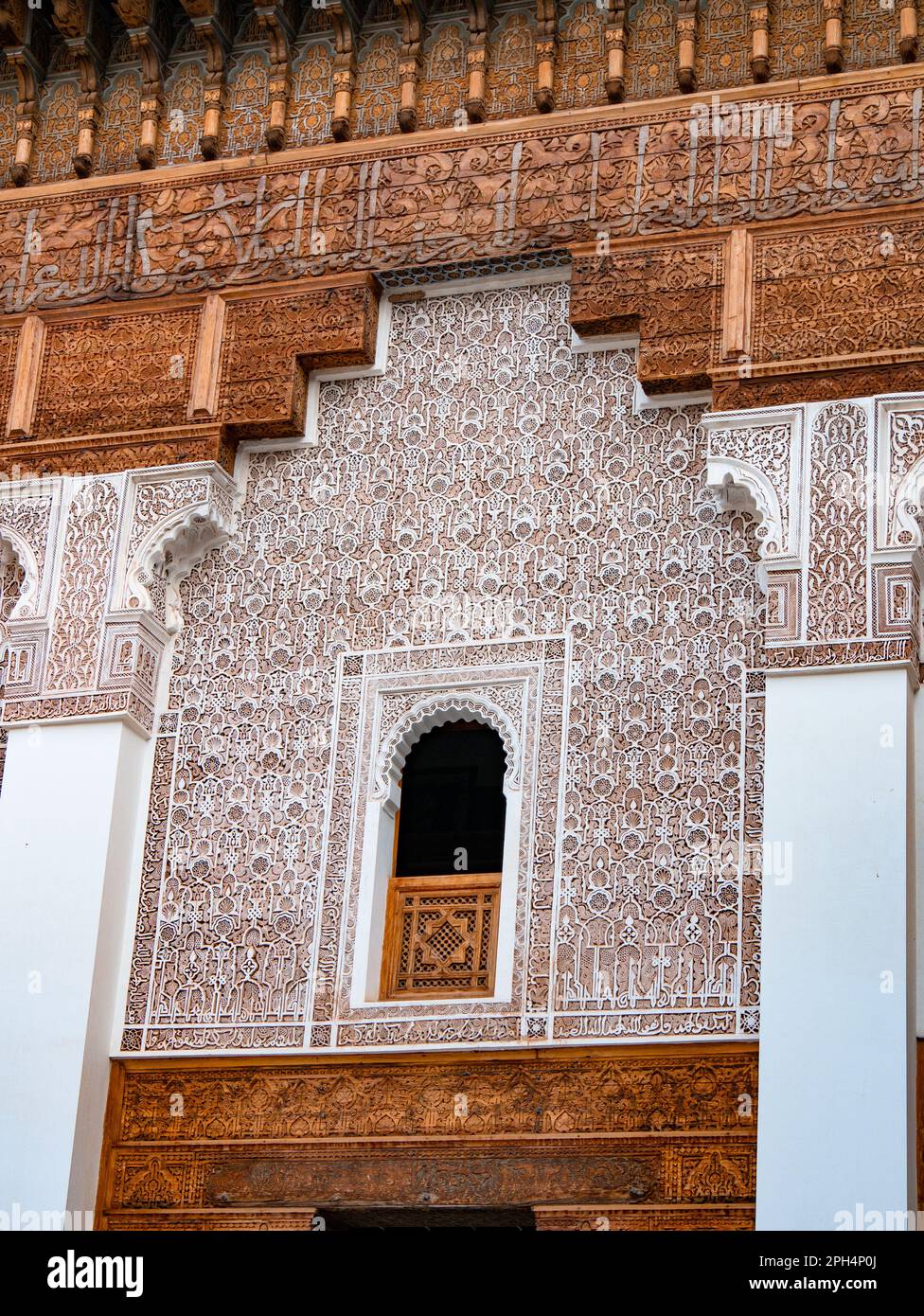 Fenêtre voûtée au Ben Youssef Madrasa à Marrakech Banque D'Images
