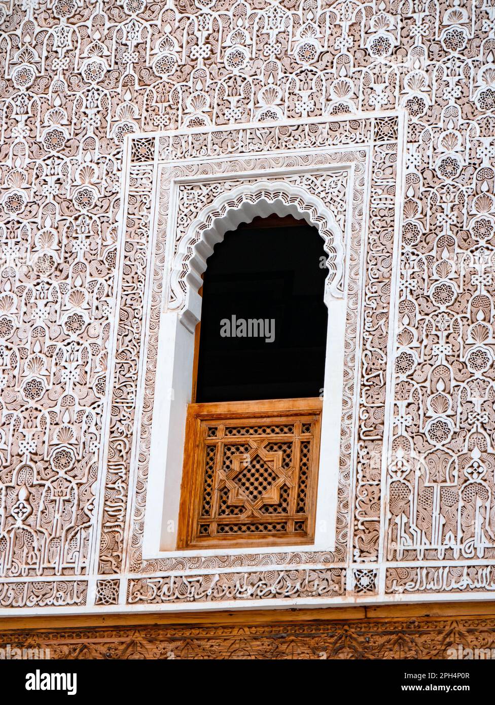 Fenêtre voûtée au Ben Youssef Madrasa à Marrakech - gros plan Banque D'Images
