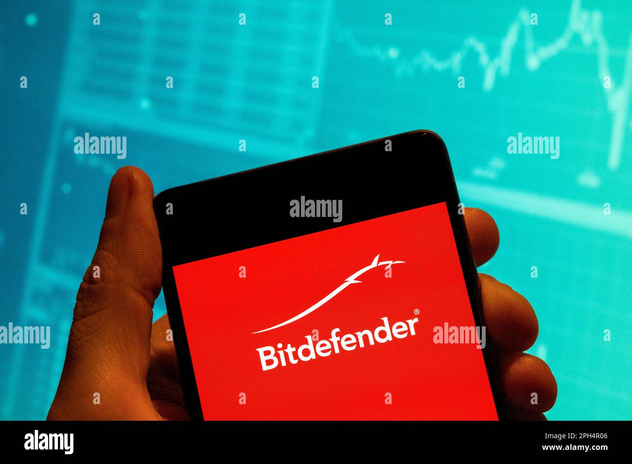 Chine. 19th févr. 2023. Dans cette illustration, le logo de la société roumaine de cybersécurité et d'anti-virus Bitdefender s'affiche sur un smartphone avec un graphique d'indice boursier économique en arrière-plan. Crédit : SOPA Images Limited/Alamy Live News Banque D'Images