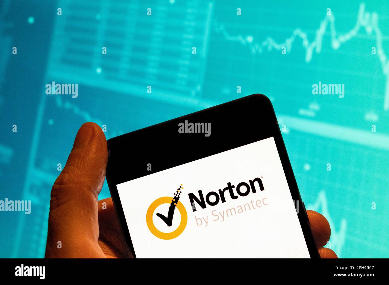 Chine. 19th févr. 2023. Dans cette illustration, le logiciel de cybersécurité et anti-virus malveillant développé par Symantec Corporation, le logo Norton anti-virus affiché sur un smartphone avec un graphique d'indice boursier économique en arrière-plan. Crédit : SOPA Images Limited/Alamy Live News Banque D'Images