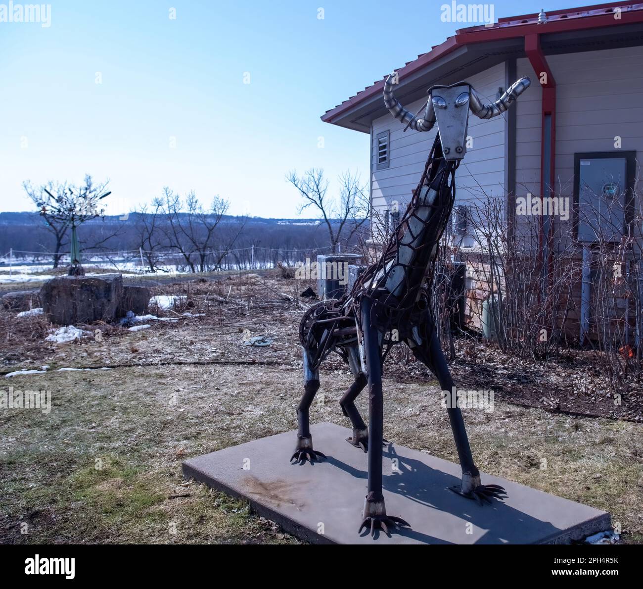 Sculpture d'art girafe faite de pièces métalliques ; vue sur le fleuve Mississippi à Prescott, Wisconsin, États-Unis. Banque D'Images