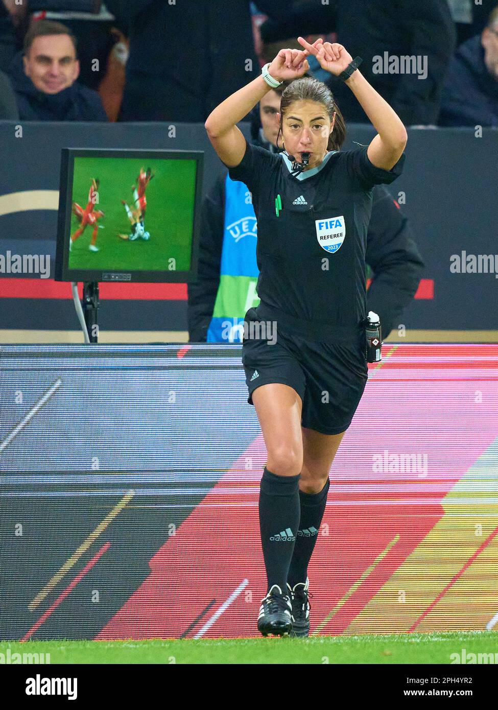 Arbitre Maria Sole Caputi (ITA) donne la pénalité après correction VAR, dans le match amical ALLEMAGNE - PÉROU 2-0 préparation pour les Championnats d'Europe 2024 en Allemagne ,saison 2022/2023, le 25 mars 2023 à Mayence, Allemagne. © Peter Schatz / Alamy Live News Banque D'Images