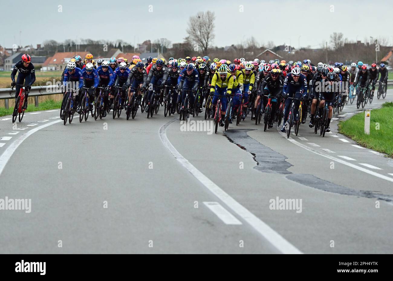 Wevelgem, Belgique. 26th mars 2023. Le pack de cavaliers photographiés en action lors de la course cycliste hommes Gent-Wevelgem - in Flanders Fields, 260, à 9 km d'Ieper à Wevelgem, dimanche 26 mars 2023. BELGA PHOTO DIRK WAEM crédit: Belga News Agency/Alay Live News Banque D'Images