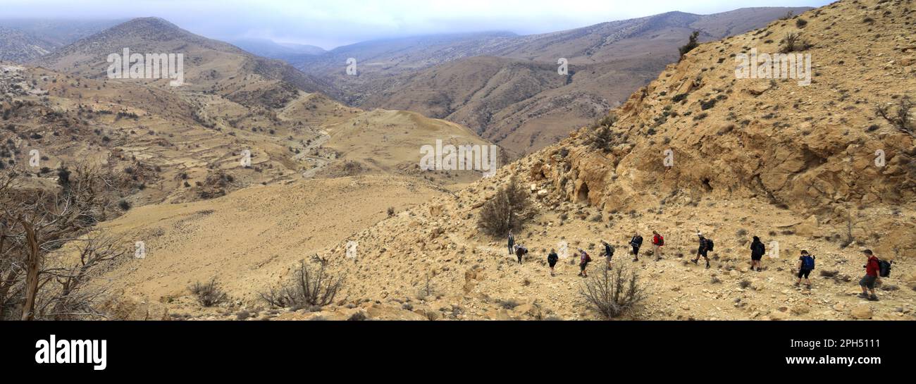 Marcheurs sur le sentier du Jourdain à Wadi Feid, Jabal Fed, région d'Al-Shalat en Jordanie, Moyen-Orient Banque D'Images