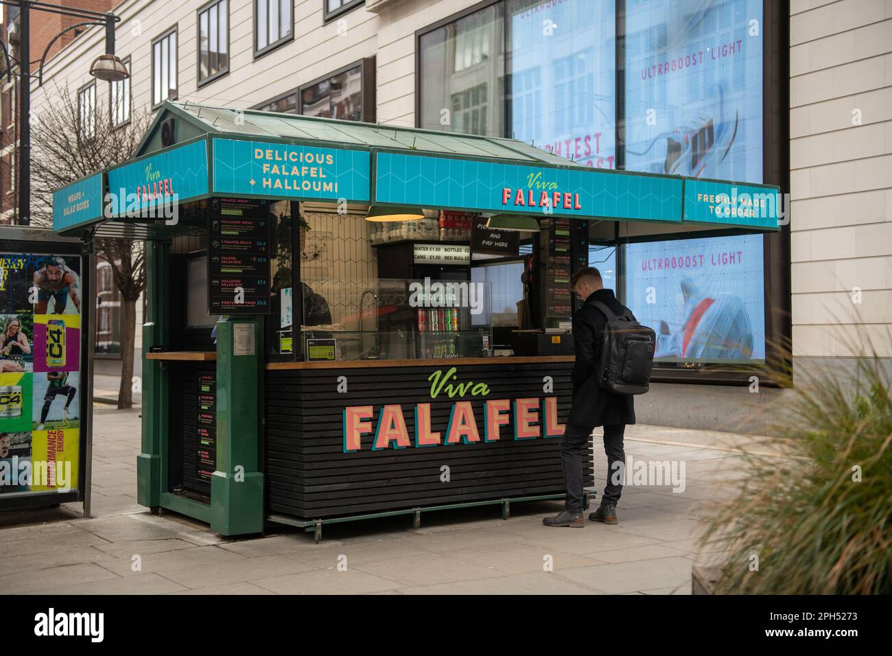 L'homme fait la queue à Viva Falafel Banque D'Images