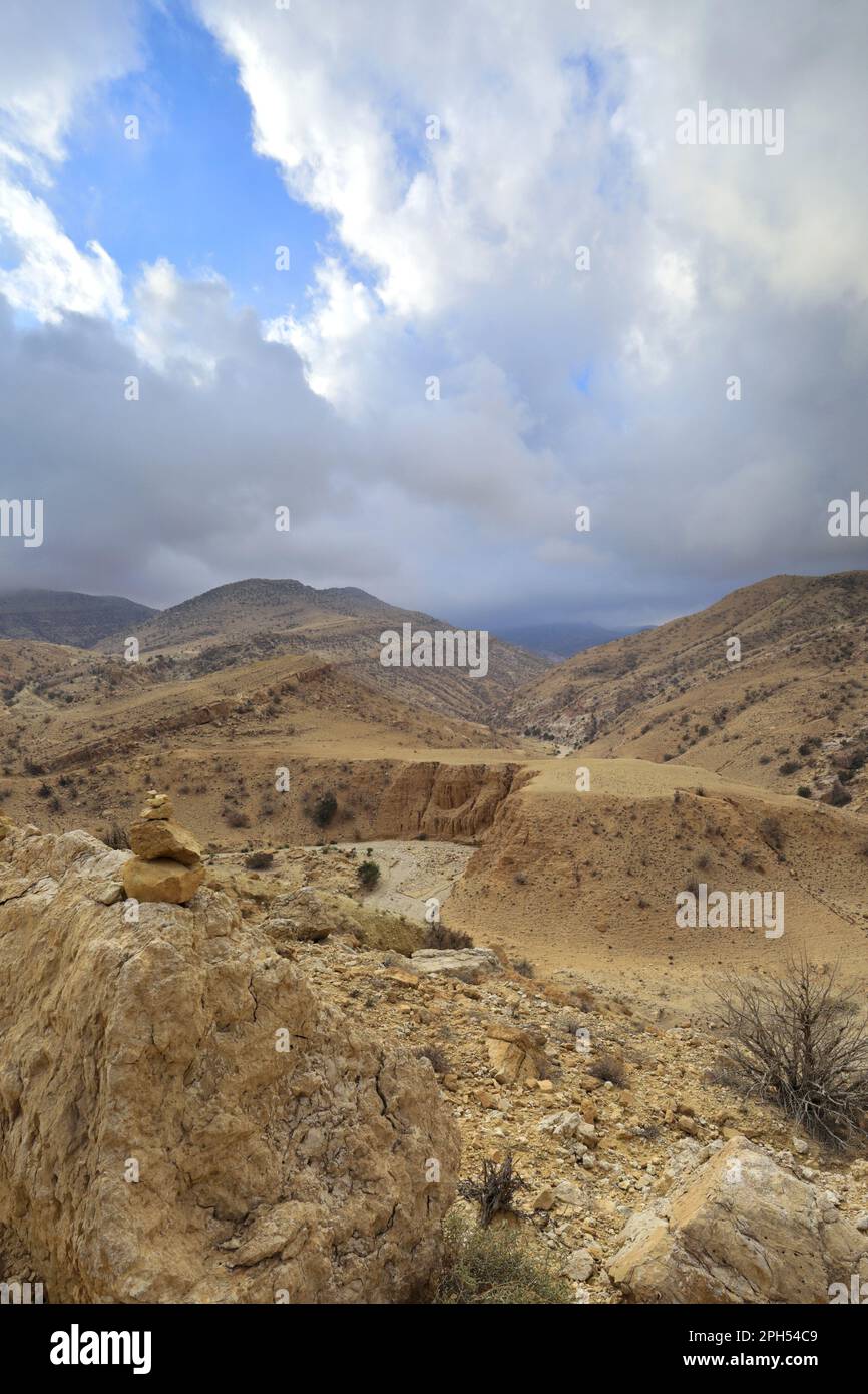 La vallée de la rivière sèche de Wadi Feid, Jabal a fait, région d'Al-Shalat en Jordanie, Moyen-Orient Banque D'Images