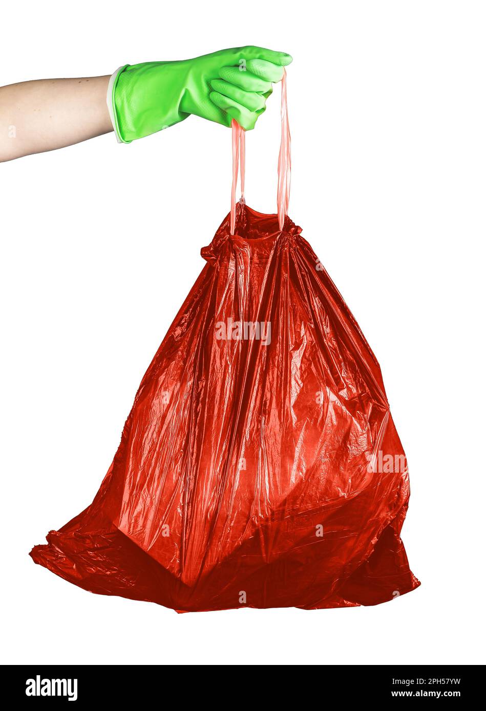 Sac poubelle rouge avec déchets non recyclables, sac poubelle plein de déchets dangereux isolé sur fond blanc. Banque D'Images