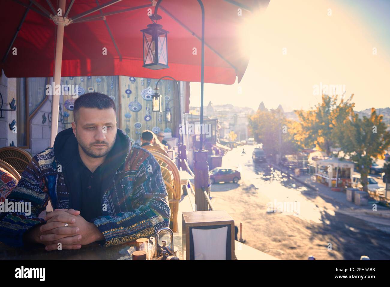 L'homme est assis au café extérieur Banque D'Images
