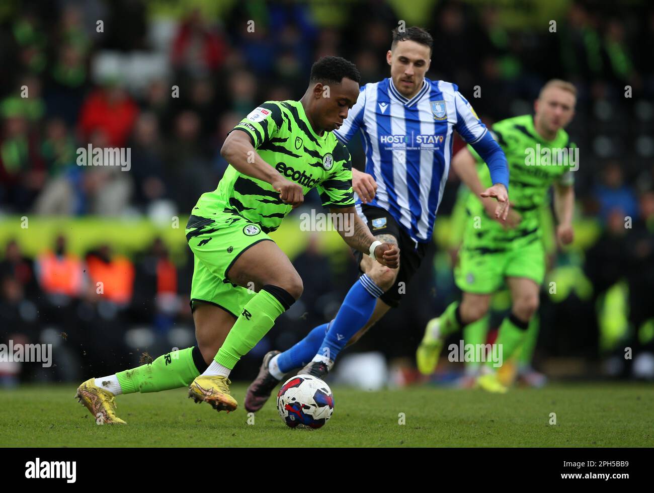 Udoka Godwin-Malife (à gauche) et Lee Gregory, de Sheffield Wednesday, en action lors du match de la Sky Bet League One au Bolt New Lawn, Nailsworth. Date de la photo: Dimanche 26 mars 2023. Banque D'Images