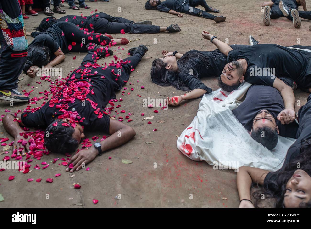 Prachyanat École d'artistes en action et en design vus lors d'une représentation de Lal Jatra (procession rouge) sur le campus de l'Université de Dhaka. L'école d'action et de conception de Prachyanat a organisé une procession de Lal Jatra (procession rouge), pour se rappeler le génocide commis par l'armée pakistanaise à 25 mars 1971 à Dhaka, au Bangladesh, sur 25 mars 2023. En cette nuit noire de l'histoire nationale, les dirigeants militaires pakistanais ont lancé « l'opération Searchlight », tuant quelques milliers de personnes dans la seule répression de cette nuit-là. Dans le cadre de l'opération, des chars ont été déployés à partir du cantonnement de Dhaka et une ville endormie s'est réveillée jusqu'aux hochets Banque D'Images