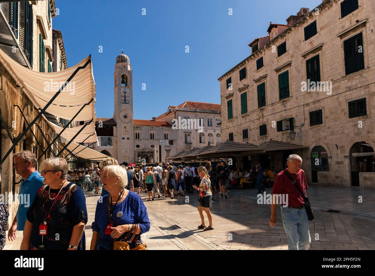 Dubrovnik, Croatie - 20 septembre, 2015: Beaucoup de touristes sur la rue Stradun à pied dans le centre de la vieille ville de Dubrovnik, célèbre jeu de Thrones tournage Lo Banque D'Images