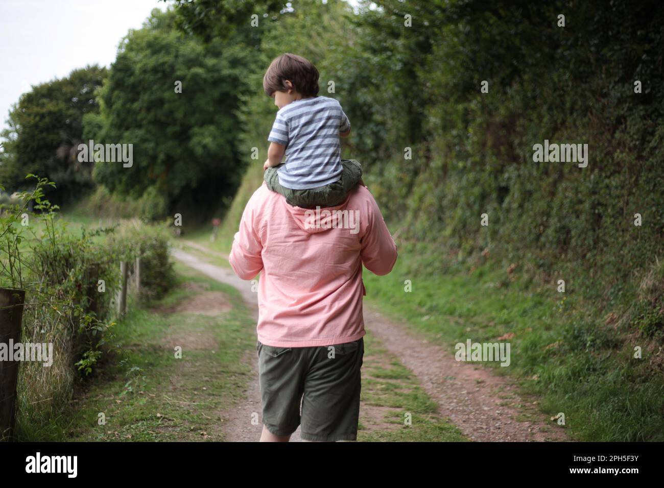Père portant l'enfant sur ses épaules Banque D'Images