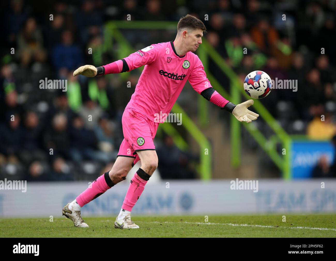 Forest Green Rovers gardien de but Ross Doohan pendant le match de la Sky Bet League One au Bolt New Lawn, Nailsworth. Date de la photo: Dimanche 26 mars 2023. Banque D'Images