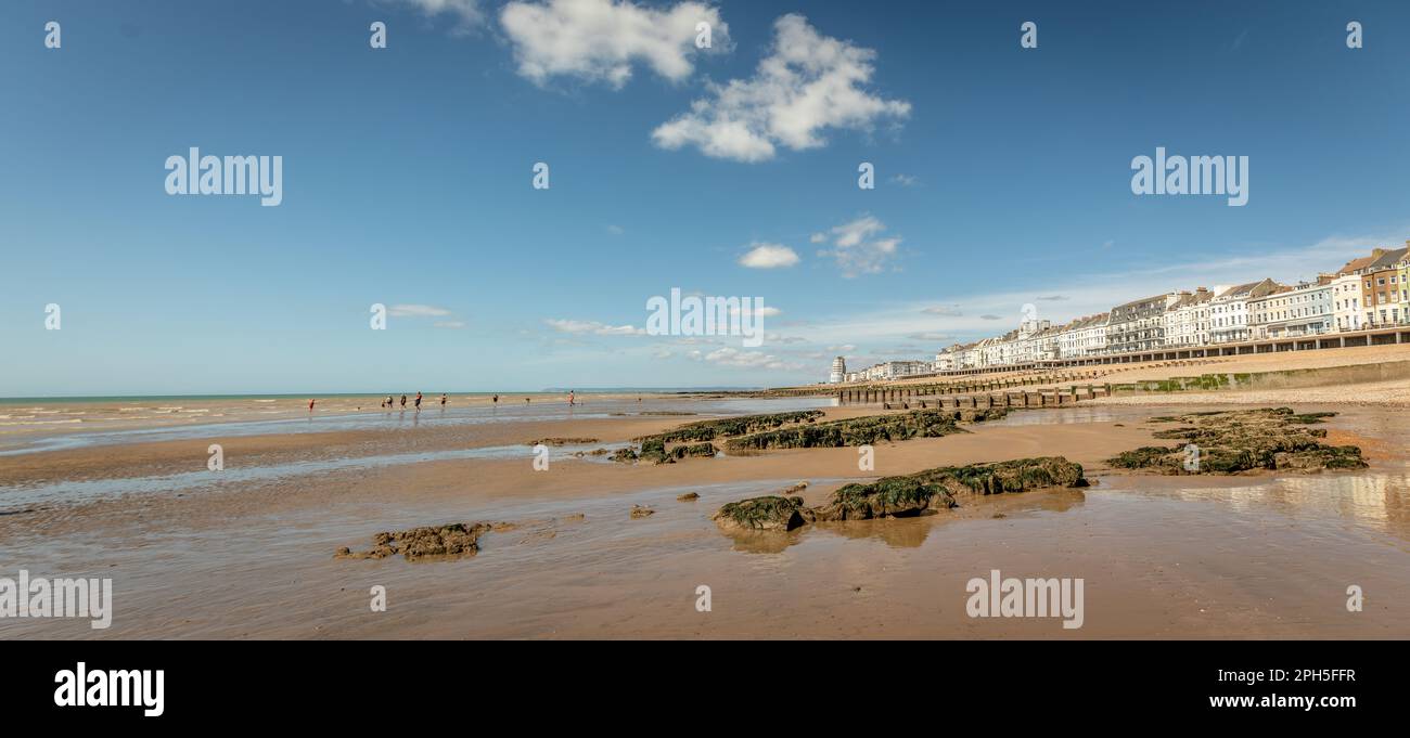 Panorama of Beach and Esplanade, Hastings, East Sussex, Royaume-Uni Banque D'Images