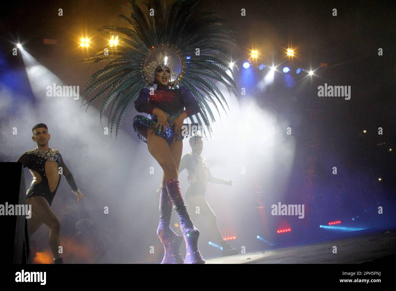 Los Cristianos, Espagne. 24th mars 2023. Spectacle de drag queen lors du Carnaval Internacional Arona à Ténérife avec des dragons Aurum, Orgasmica, Hoklin, Shiky et Vulcano performance. (Photo de Mercedes Menendez/Pacific Press) Credit: Pacific Press Media production Corp./Alay Live News Banque D'Images