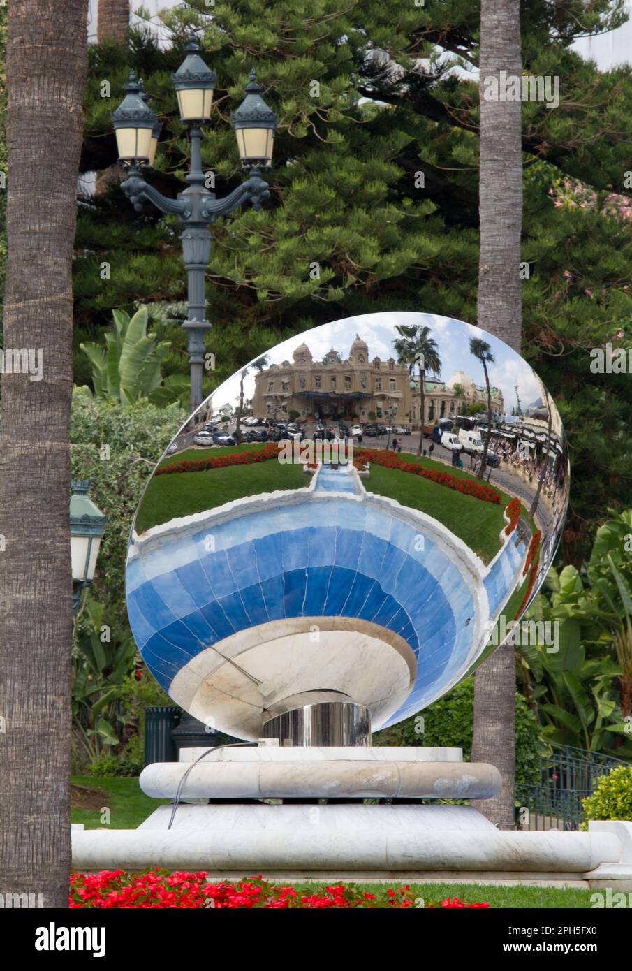 L'Anish Kapoor Sky rétroviseurs en place du casino de Monte Carlo à Monaco. Dans le miroir reflète Casino Banque D'Images