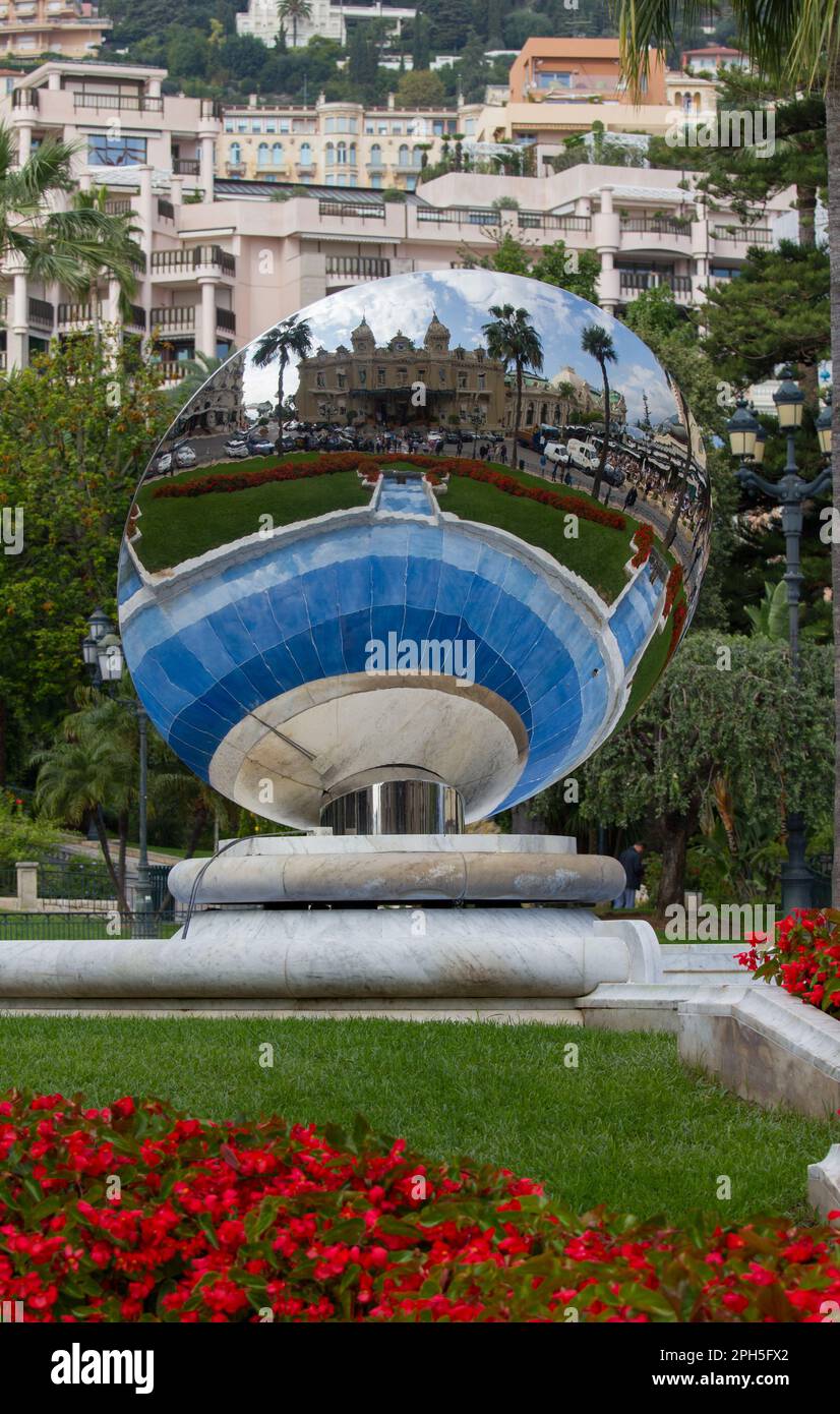 L'Anish Kapoor Sky rétroviseurs en place du casino de Monte Carlo à Monaco. Dans le miroir reflète Casino Banque D'Images