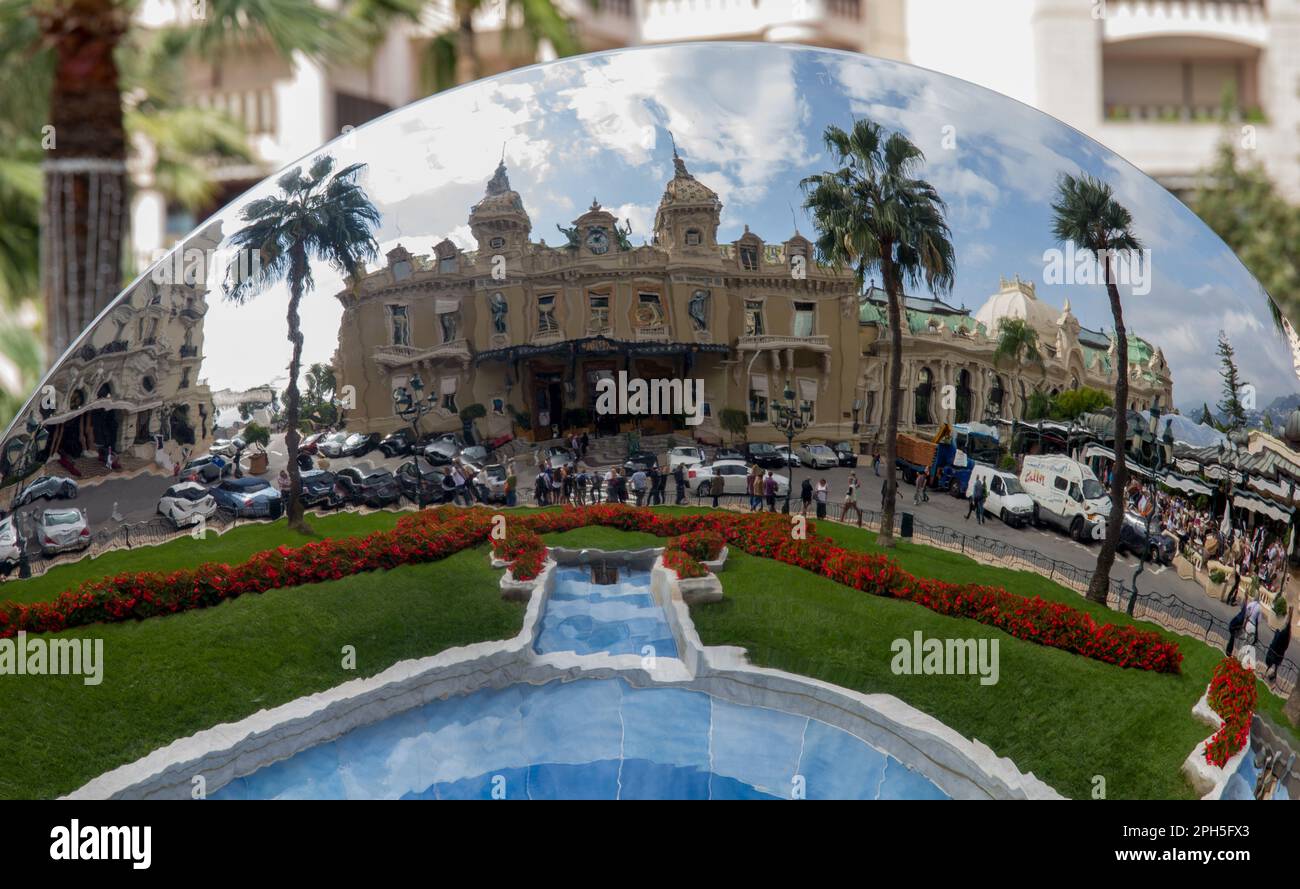 L'Anish Kapoor Sky rétroviseurs en place du casino de Monte Carlo à Monaco. Dans le miroir reflète Casino Banque D'Images