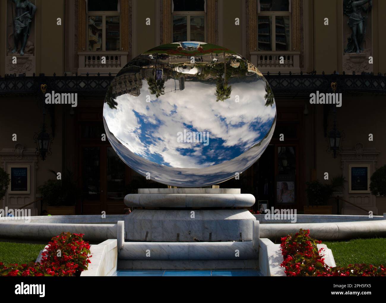 L'Anish Kapoor Sky Mirror se trouve sur la place du casino de Monte Carlo Monaco. Banque D'Images