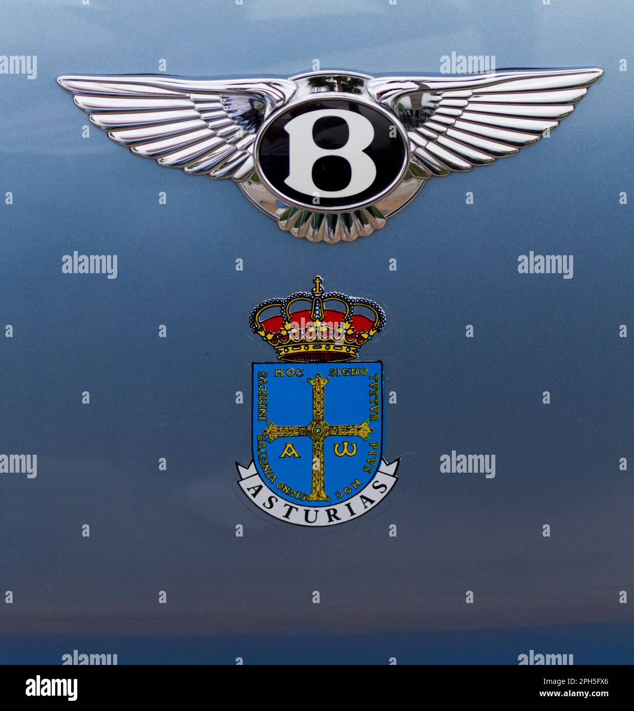 Logo Bentley sur une voiture à l'extérieur du casino de Monte Carlo, Monaco. Avec le logo ou le manteau de la Principauté des Asturies : Principado de Asturias Banque D'Images